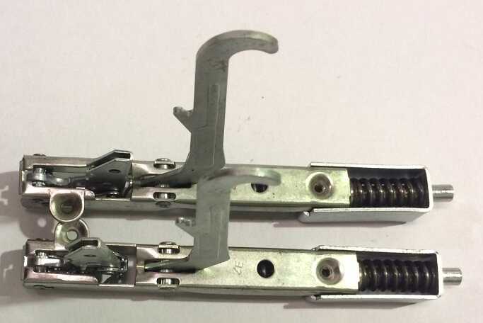 031118009908/909 Kit Blanco Oven Door Hinge Left & Right - Image 2